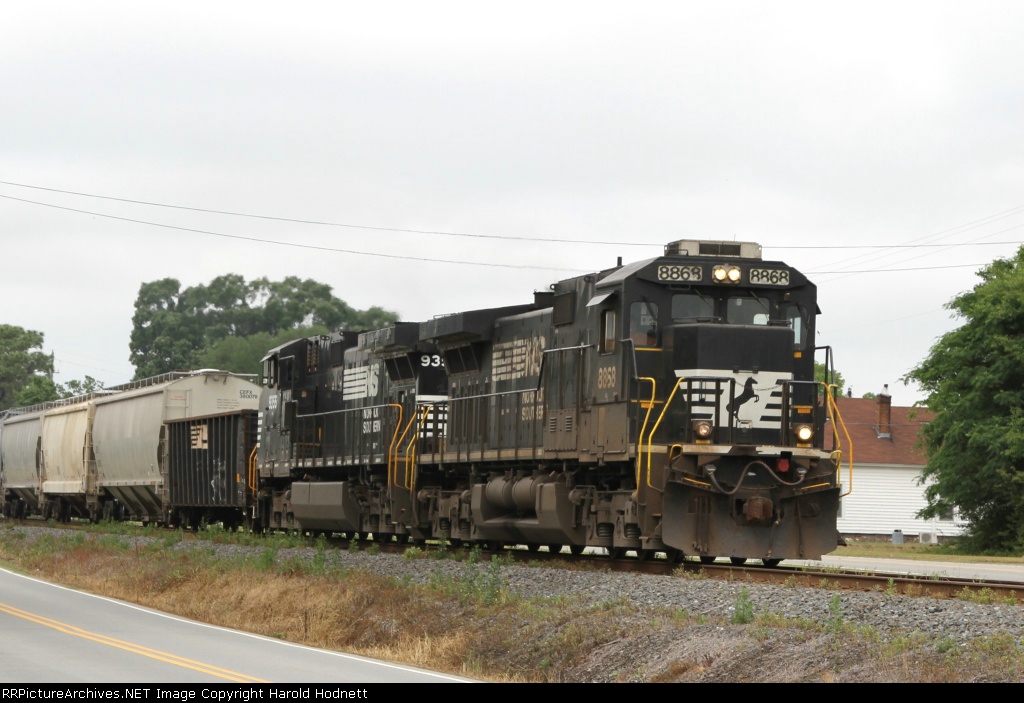 NS 8868 leads a train eastbound